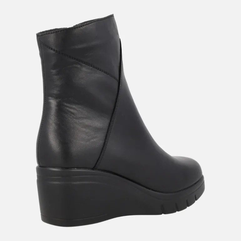 Botines de piel con cuña de goma