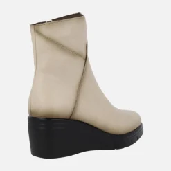Botines de piel con cuña de goma