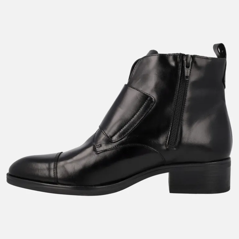 Botines de piel con hebillas y cremallera lateral