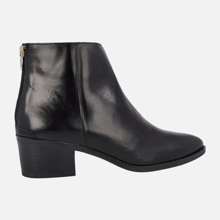 Botines de piel con tacón medio y cremallera trasera