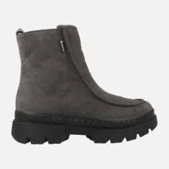 Botines de serraje gris con piso track y membrana Gore-tex