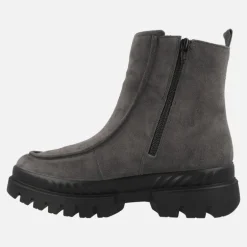 Botines de serraje gris con piso track y membrana Gore-tex