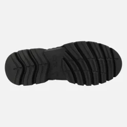 Botines de serraje gris con piso track y membrana Gore-tex