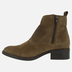 Botines de serraje marrón con adorno de hebillas