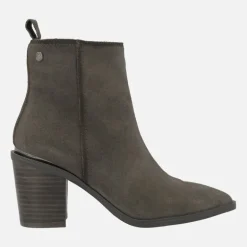 Botines de tacón alto y horma afilada en piel serraje