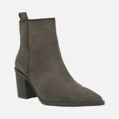 Botines de tacón alto y horma afilada en piel serraje