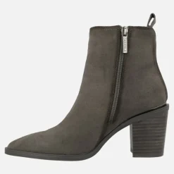 Botines de tacón alto y horma afilada en piel serraje