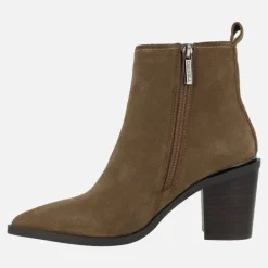 Botines de tacón alto y horma afilada en piel serraje