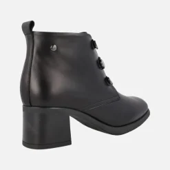 Botines de tacón con cierre de gomas elásticas y botones