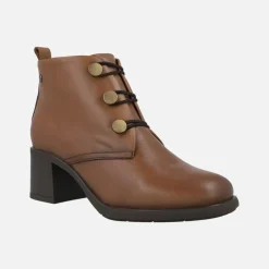 Botines de tacón con cierre de gomas elásticas y botones