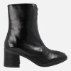 Botines de tacón en charol negro con cremallera frontal