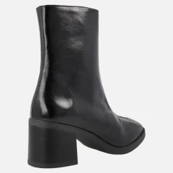 Botines de tacón en charol negro con cremallera frontal