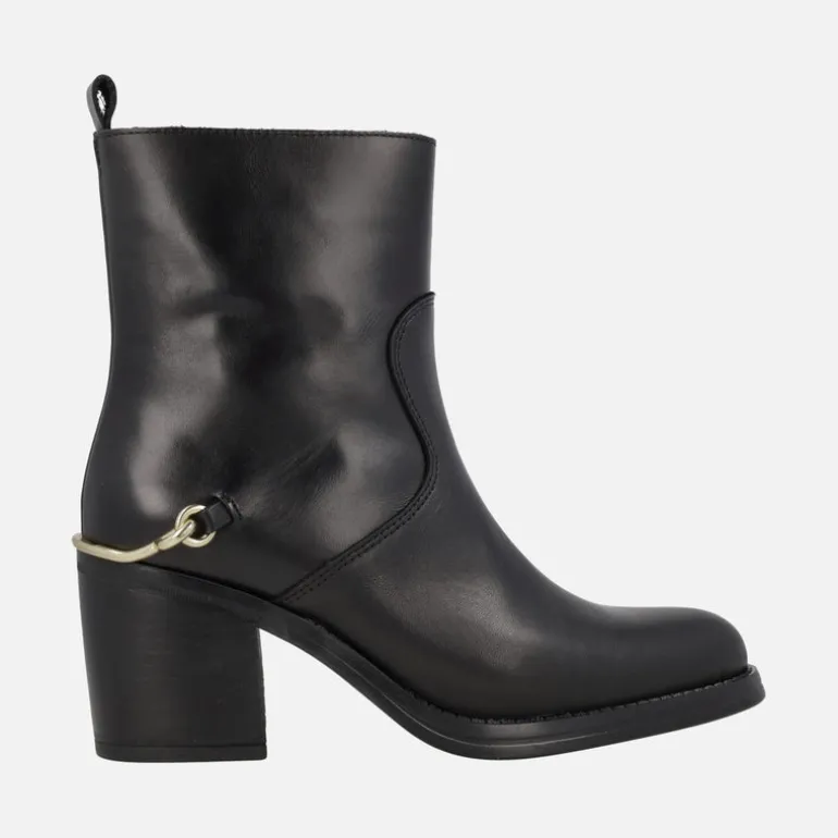 Botines de tacón en piel negra Leyna con adorno dorado en el talón