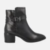 Botines de tacón en piel negra con hebilla