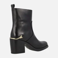 Botines de tacón en piel negra Leyna con adorno dorado en el talón