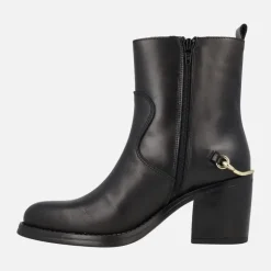 Botines de tacón en piel negra Leyna con adorno dorado en el talón