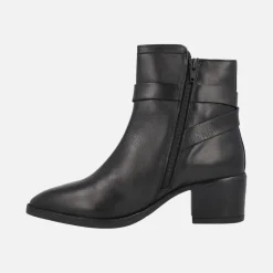 Botines de tacón en piel negra con hebilla