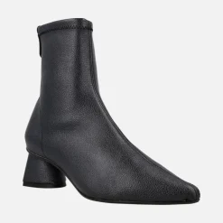 Botines elásticos con punta afilada y tacón geométrico