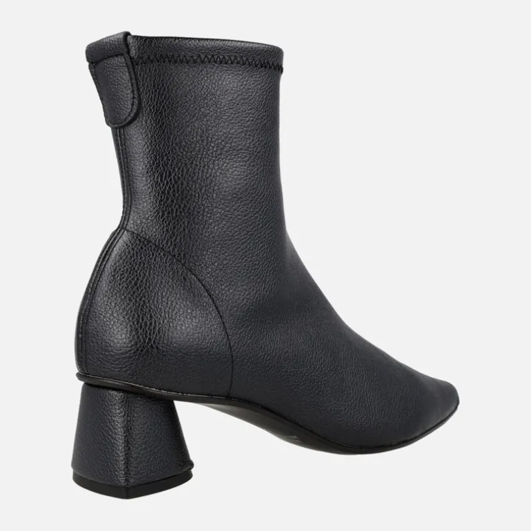 Botines elásticos con punta afilada y tacón geométrico