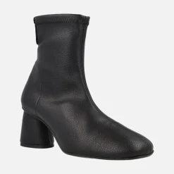 Botines elásticos textura piel con horma redonda y tacón