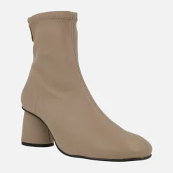 Botines elásticos textura piel con horma redonda y tacón
