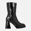 Botines estilo retro en charol negro con tacón alto y plataforma