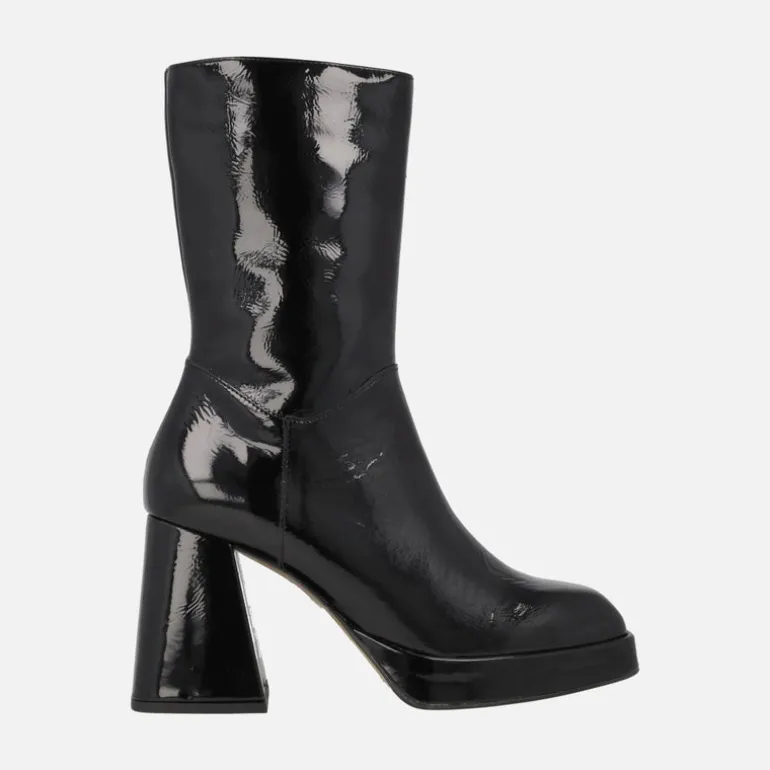 Botines estilo retro en charol negro con tacón alto y plataforma