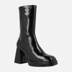 Botines estilo retro en charol negro con tacón alto y plataforma