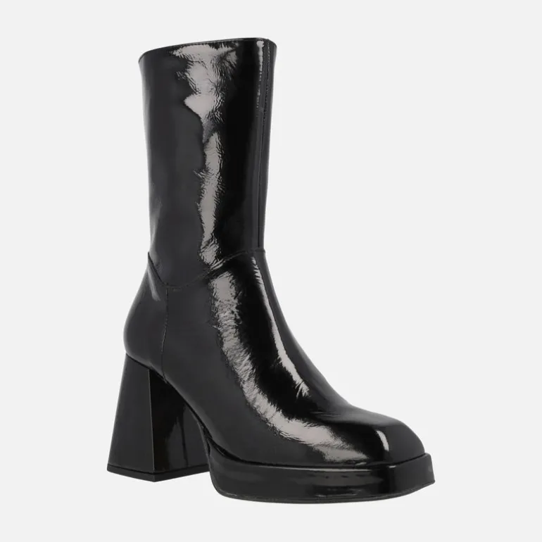 Botines estilo retro en charol negro con tacón alto y plataforma