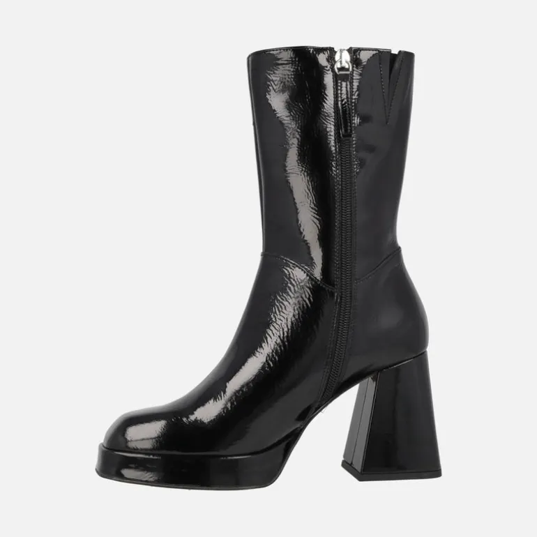 Botines estilo retro en charol negro con tacón alto y plataforma