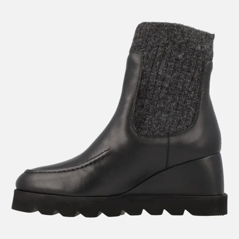 Botines Leysa en piel negra con caña de lana