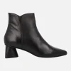 Botines negros de piel con puntera afilada y tacones geométricos