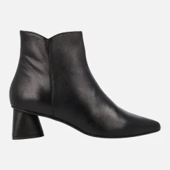 Botines negros de piel con puntera afilada y tacones geométricos