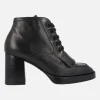 Botines negros de piel con cordones y copete de flecos