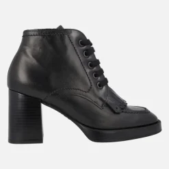 Botines negros de piel con cordones y copete de flecos
