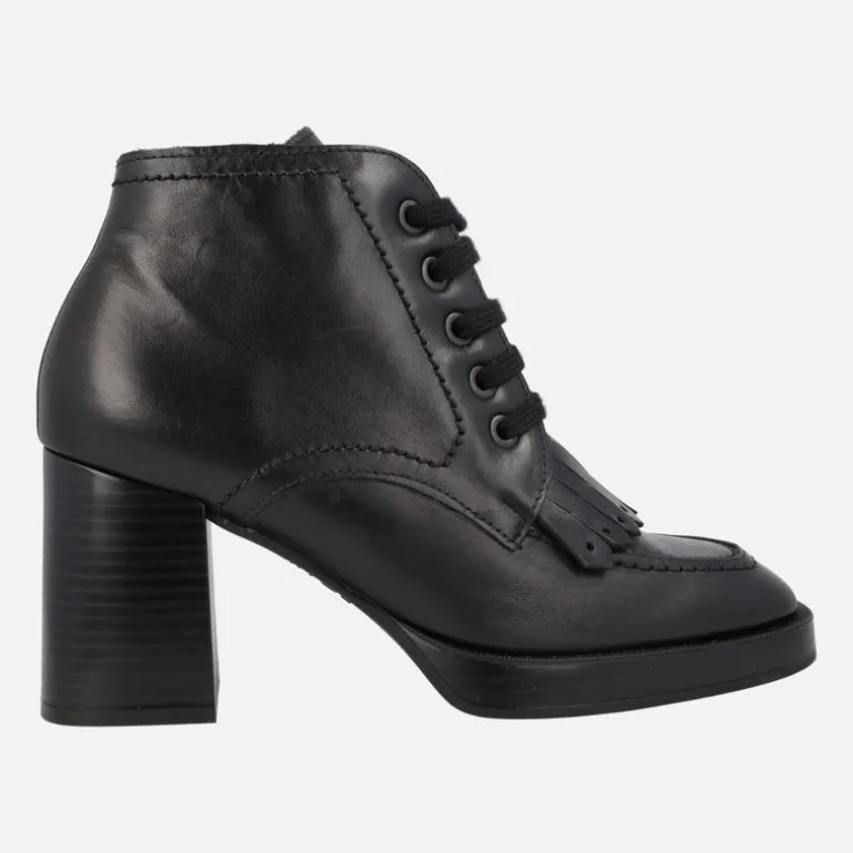 Botines negros de piel con cordones y copete de flecos