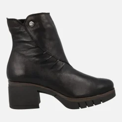 Botines negros de piel con frunces en la caña y tacones de goma