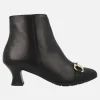 Botines negros de piel con adorno metálico dorado y tacón bajo