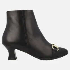 Botines negros de piel con adorno metálico dorado y tacón bajo