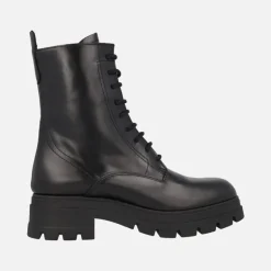 Botines negros de piel con cordones estilo militar con piso track