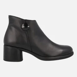 Botines negros de piel con adorno circular y tacón bajo