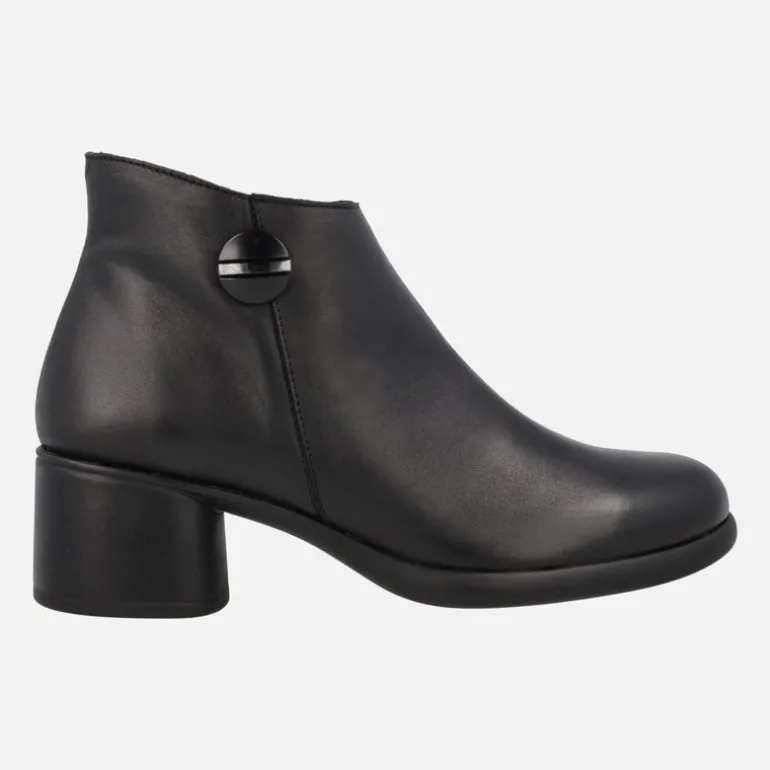 Botines negros de piel con adorno circular y tacón bajo
