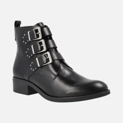 Botines negros de piel con triple hebilla y tachas