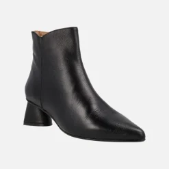 Botines negros de piel con puntera afilada y tacones geométricos