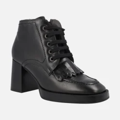 Botines negros de piel con cordones y copete de flecos