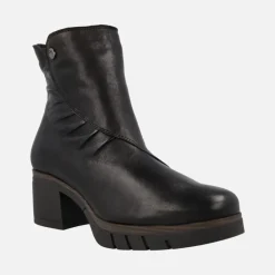 Botines negros de piel con frunces en la caña y tacones de goma