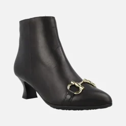 Botines negros de piel con adorno metálico dorado y tacón bajo