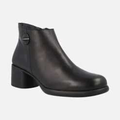 Botines negros de piel con adorno circular y tacón bajo