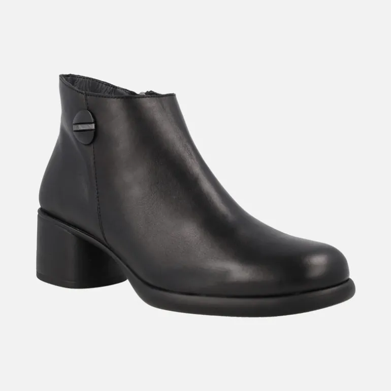 Botines negros de piel con adorno circular y tacón bajo