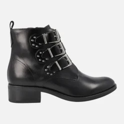 Botines negros de piel con triple hebilla y tachas
